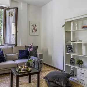 Cozy Roman With Parking , Florence Italy